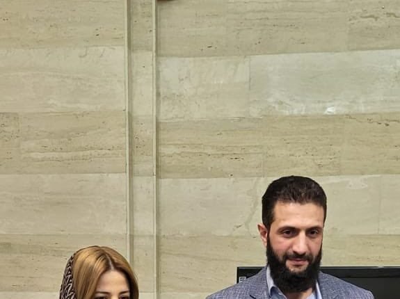 المذيعة ريم بوقمرة وإلى جانبها أحمد الشرع